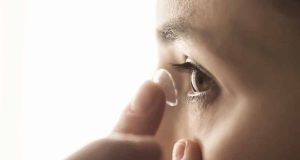 How to Insert and Remove Contact Lenses Easily